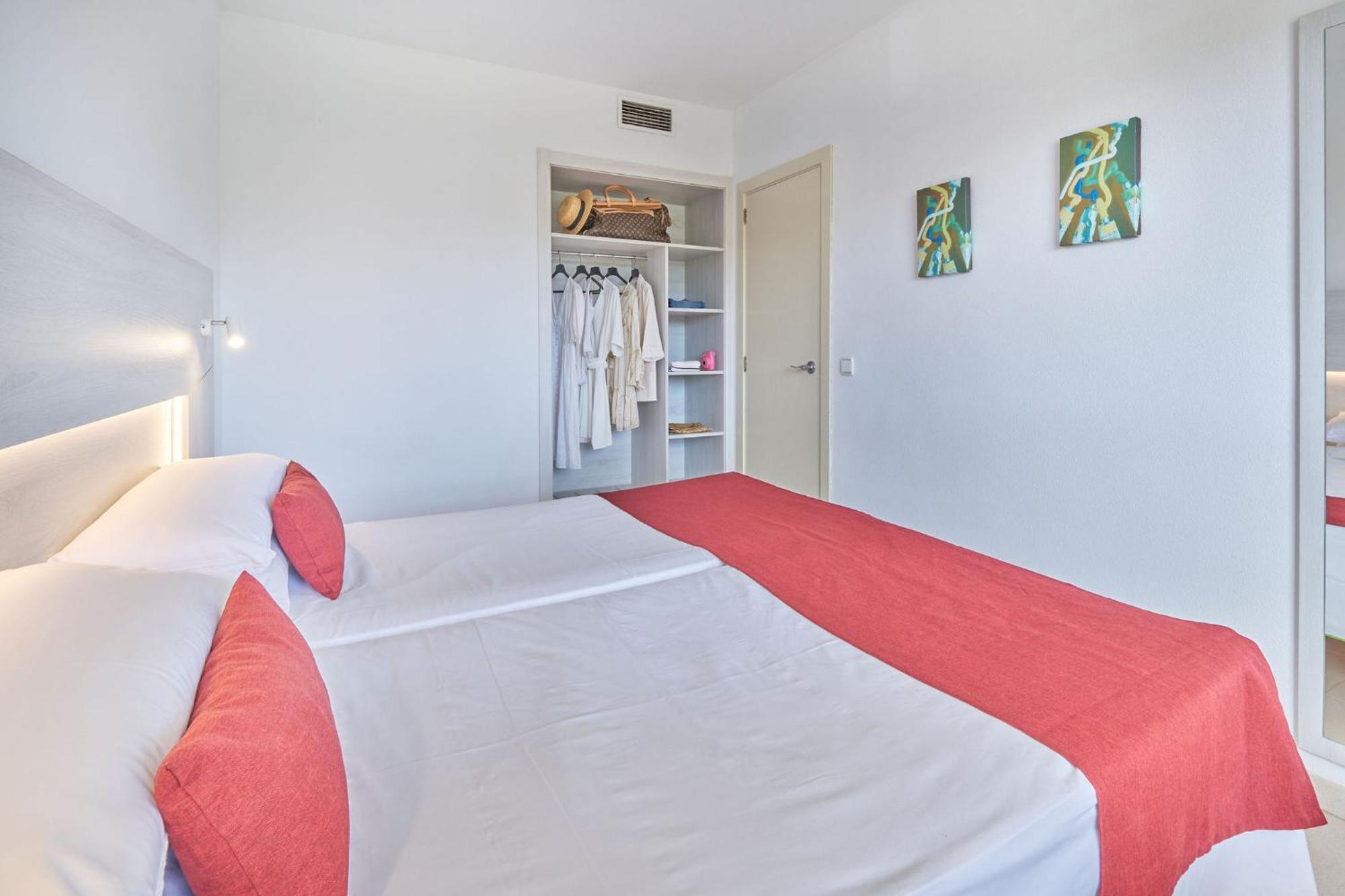 Hotel Illot Suites Cala Ratjada  Bagian luar foto